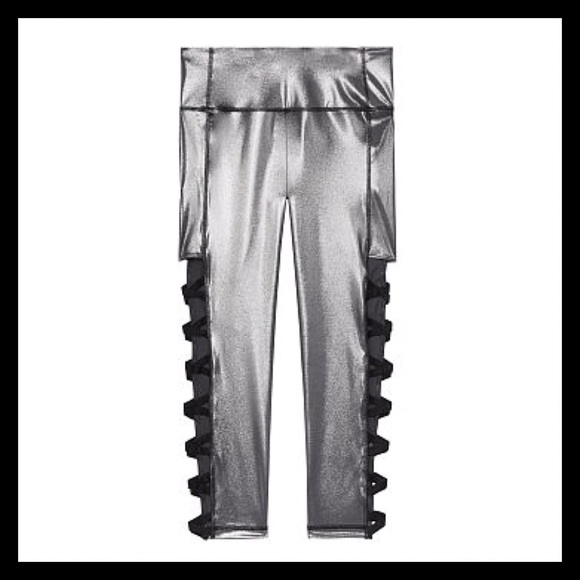 Victoria's Secret Pants - VICTORIA’S SECRET Knockout Mid Rise Pocket Capri